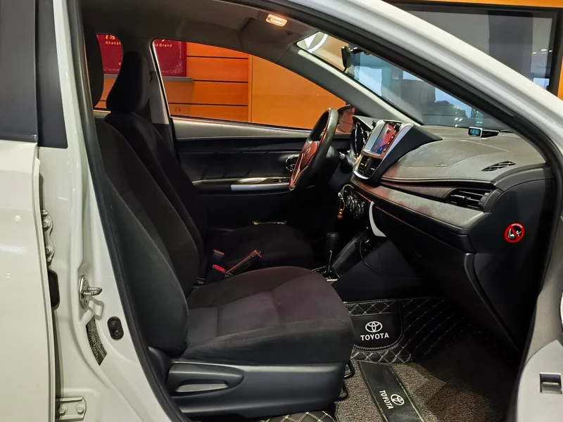 Toyota Yaris L Sedan 2017 1.5E CVT Version de charme intérieur photo 11 Toyota Yaris L Sedan 2017 1.5E CVT Version de charme intérieur photo 11