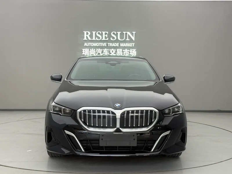 BMW 5 Series 2025 530Li Leading Type M Sports suit exterior photo 2 BMW 5 Series 2025 530Li Leading Type M Sports suit exterior photo 2