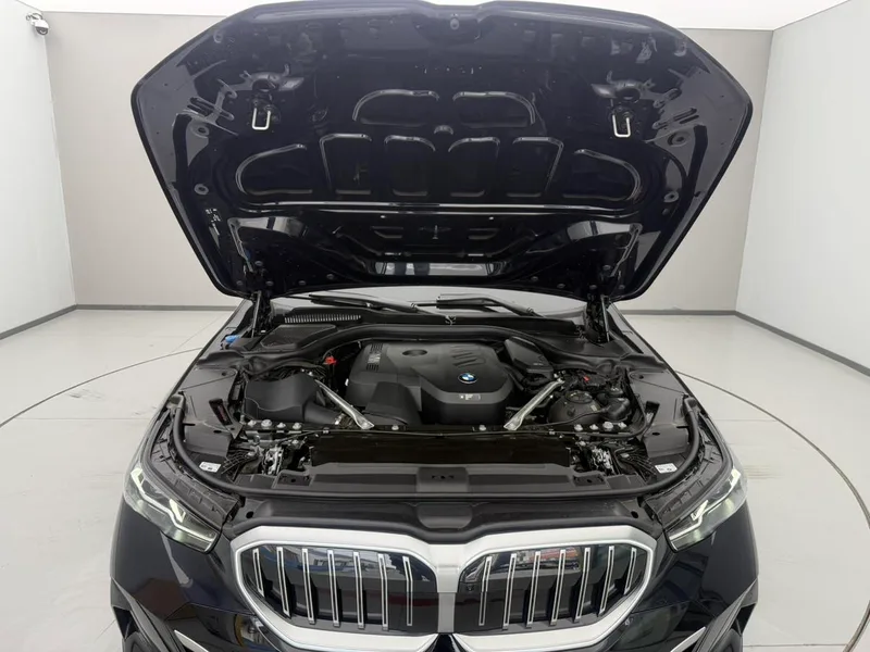BMW 5 Series 2025 530Li Leading Type M Sports suit interior photo 12 BMW 5 Series 2025 530Li Leading Type M Sports suit interior photo 12