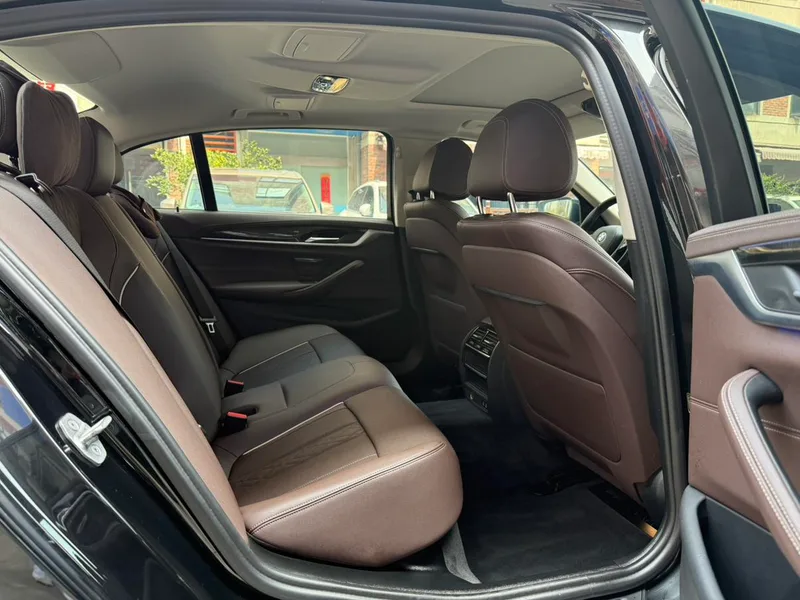 BMW 5 Series 2022 525Li Luxury Set interior photo 15 BMW 5 Series 2022 525Li Luxury Set interior photo 15
