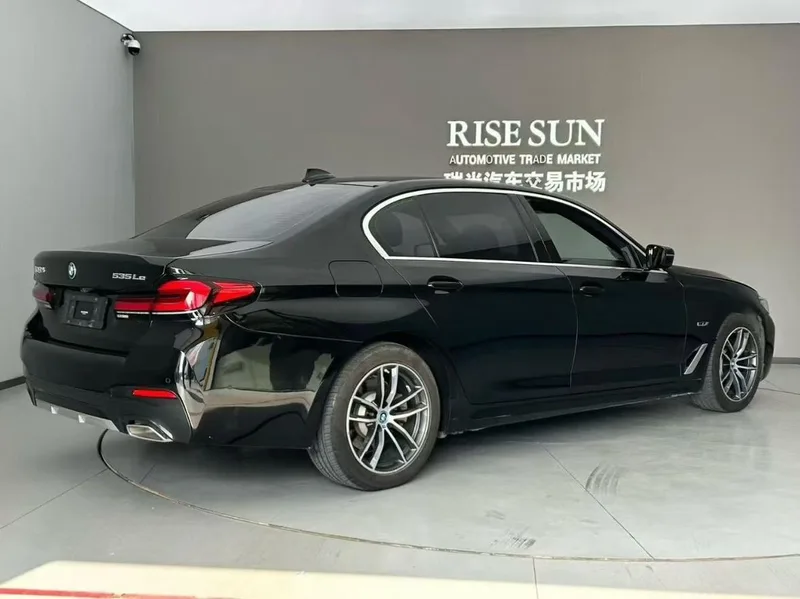 BMW 5 Series 2022 535Le Luxury Set interior photo 8 BMW 5 Series 2022 535Le Luxury Set interior photo 8