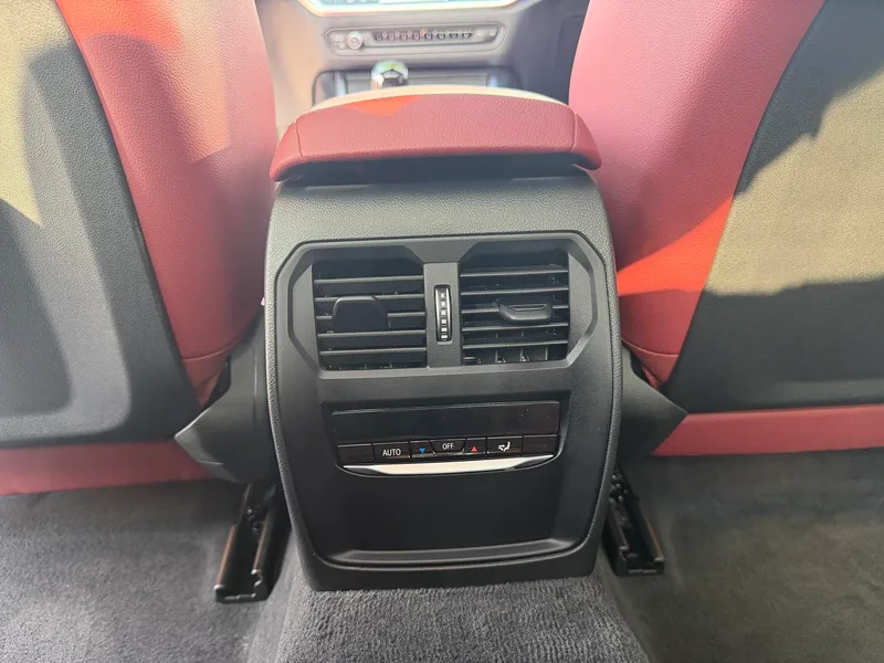 BMW 4 Series 2022 425i M Sports suit interior photo 16 BMW 4 Series 2022 425i M Sports suit interior photo 16