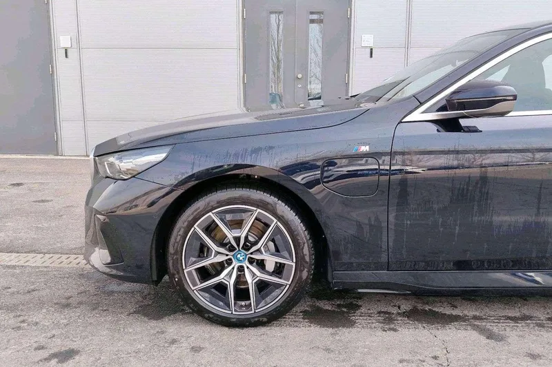 BMW i5 2024 eDrive35L M Sports suit exterior photo 5 BMW i5 2024 eDrive35L M Sports suit exterior photo 5