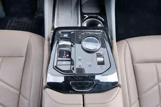 BMW i5 2024 eDrive35L M Sports suit interior photo 9 BMW i5 2024 eDrive35L M Sports suit interior photo 9