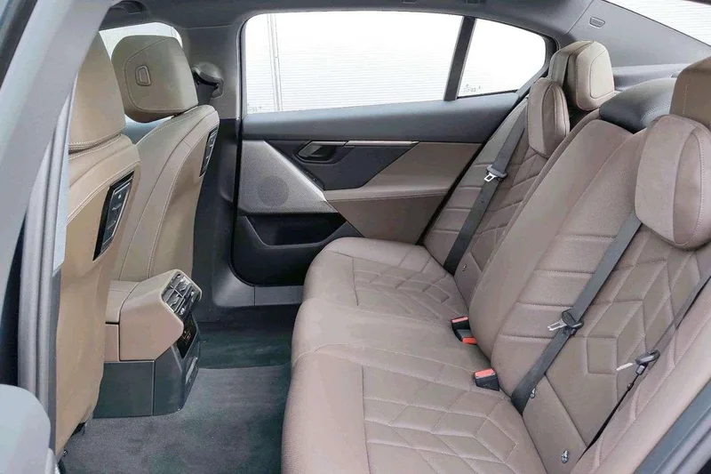 BMW i5 2024 eDrive35L M Sports suit interior photo 11 BMW i5 2024 eDrive35L M Sports suit interior photo 11