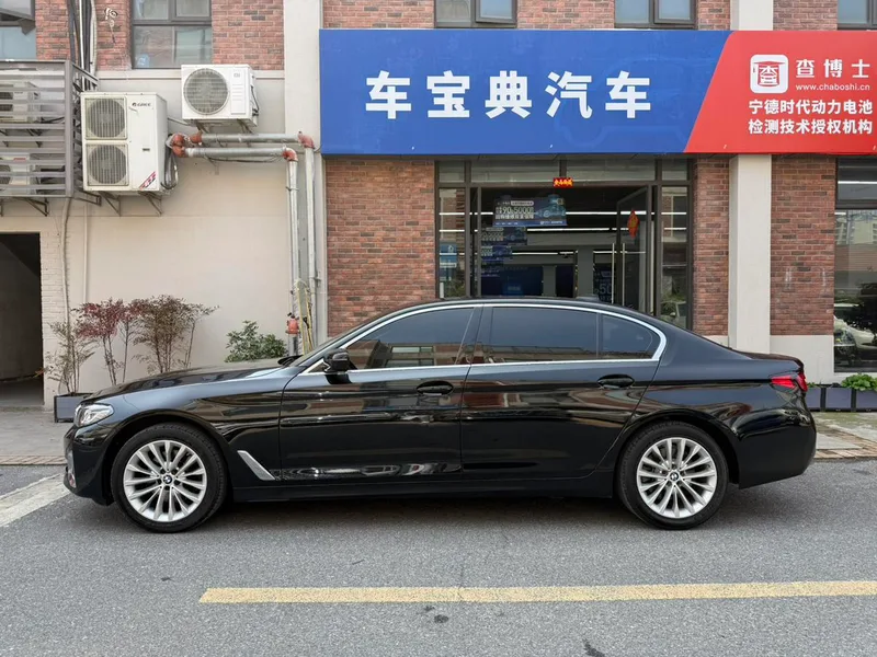 BMW 5 Series 2022 525Li Ensemble de luxe extérieur photo 4 BMW 5 Series 2022 525Li Ensemble de luxe extérieur photo 4