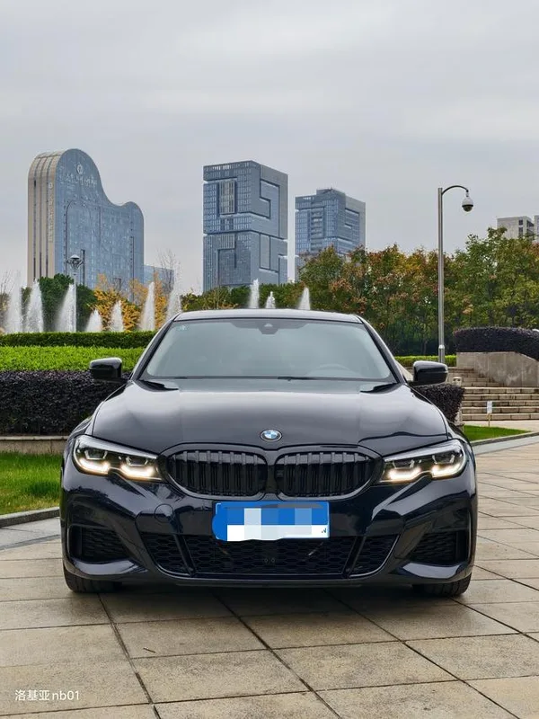 BMW 3 Series 2022 325i M Sports suit interior photo 9 BMW 3 Series 2022 325i M Sports suit interior photo 9
