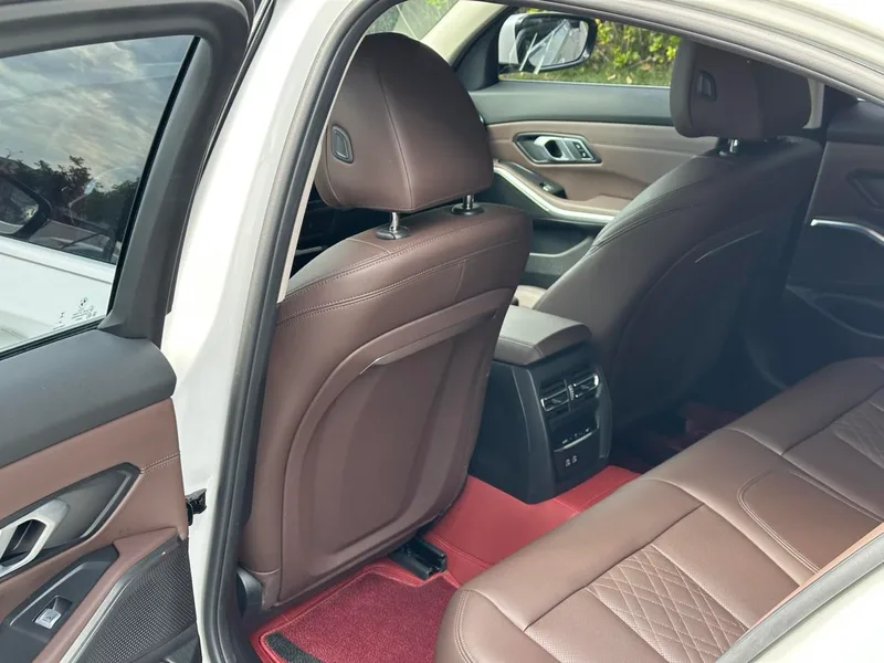 BMW 3 Series 2025 325i M Sports suit interior photo 13 BMW 3 Series 2025 325i M Sports suit interior photo 13