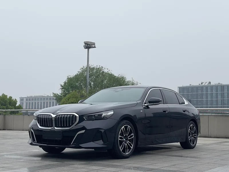 BMW 5 Series 2025 530Li Leader M Ensemble de sport extérieur photo 1 BMW 5 Series 2025 530Li Leader M Ensemble de sport extérieur photo 1