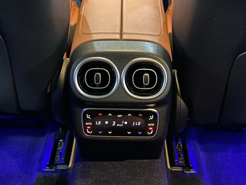 Mercedes-Benz GLC 2023 GLC 260 L 4MATIC Dynamic 5 seat interior photo 9 Mercedes-Benz GLC 2023 GLC 260 L 4MATIC Dynamic 5 seat interior photo 9