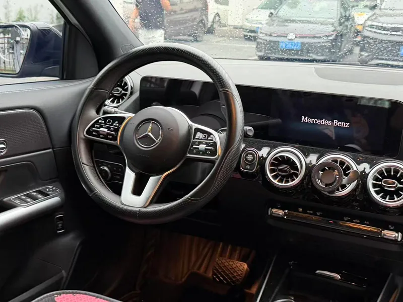 Mercedes-Benz GLA 2023 GLA 220 interior photo 12