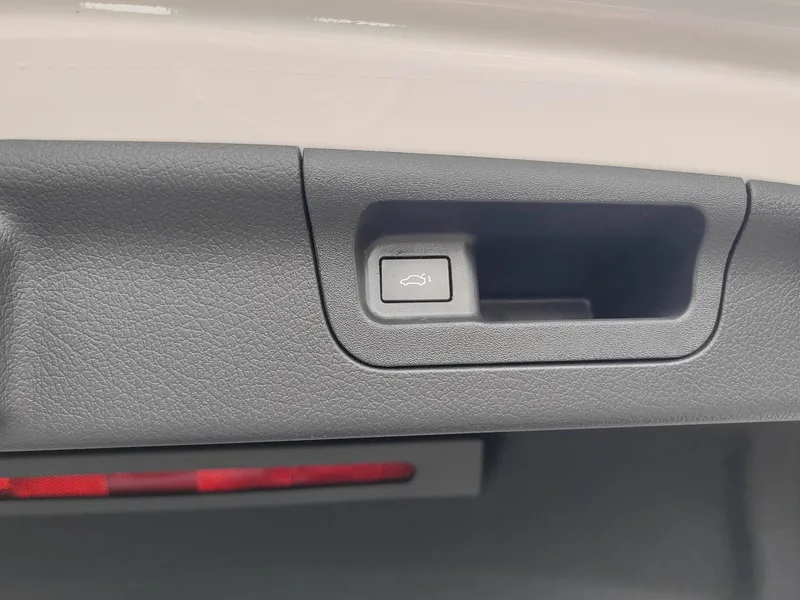 Mercedes-Benz C-Class 2024 Restyling C 260 L Sports version interior photo 10 Mercedes-Benz C-Class 2024 Restyling C 260 L Sports version interior photo 10