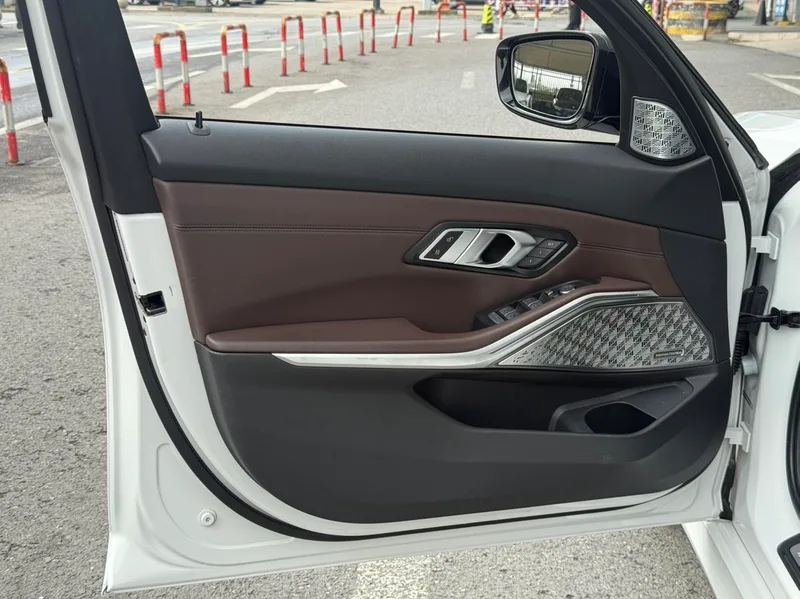 BMW 3 Series 2023 330i M Sports Night Suit interior photo 12 BMW 3 Series 2023 330i M Sports Night Suit interior photo 12