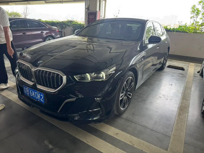 BMW 5 Series 2025 530Li Leading Type M Sports suit exterior photo 1 BMW 5 Series 2025 530Li Leading Type M Sports suit exterior photo 1