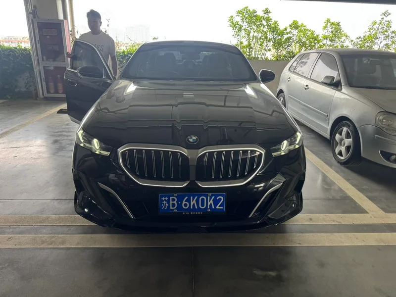 BMW 5 Series 2025 530Li Leading Type M Sports suit exterior photo 2 BMW 5 Series 2025 530Li Leading Type M Sports suit exterior photo 2