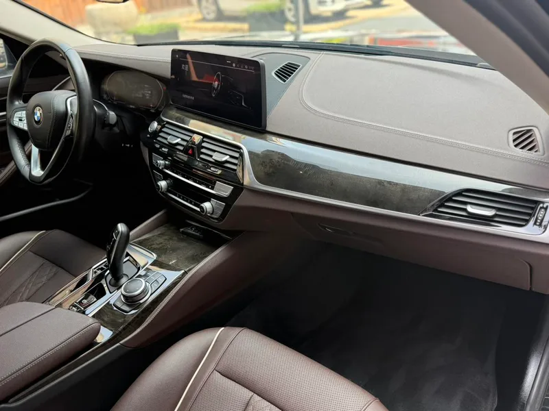 BMW 5 Series 2022 525Li Luxury Set interior photo 13 BMW 5 Series 2022 525Li Luxury Set interior photo 13