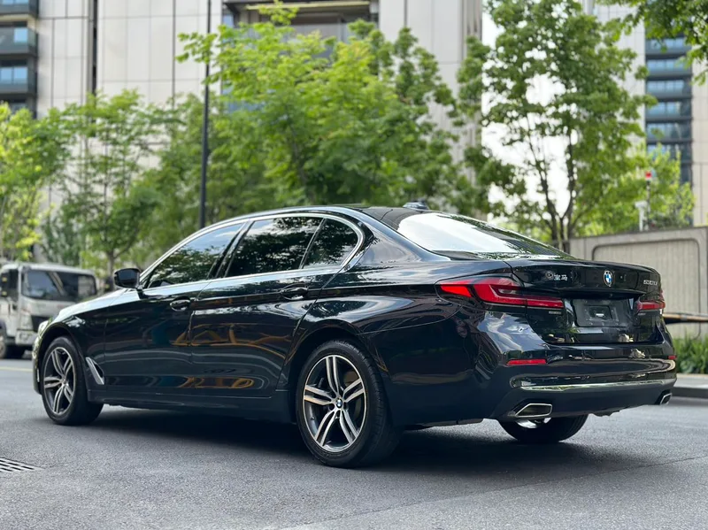 BMW 5 Series 2022 Segundo cambio 530Li Líder Traje de lujo exterior foto 6 BMW 5 Series 2022 Segundo cambio 530Li Líder Traje de lujo exterior foto 6