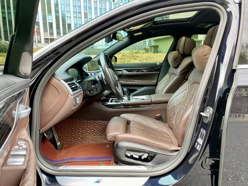 BMW 7 Series 2021 740Li Leading Type M Sports suit exterior photo 3