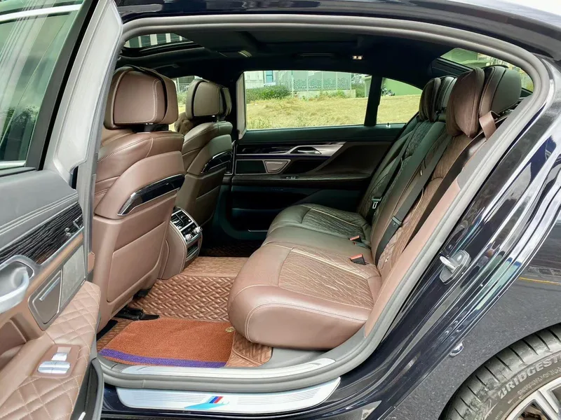 BMW 7 Series 2021 740Li Leading Type M Sports suit exterior photo 4
