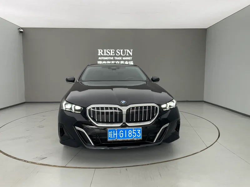 BMW 5 Series 2024 530Li Leading Type M Sports suit exterior photo 2 BMW 5 Series 2024 530Li Leading Type M Sports suit exterior photo 2