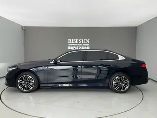 BMW 5 Series 2024 530Li Leading Type M Sports suit interior photo 11 BMW 5 Series 2024 530Li Leading Type M Sports suit interior photo 11