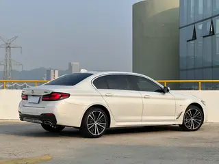 BMW 5 Series 2021 Модификация 530Li Лидирующий M Спортивный костюм экстерьер фото 6 BMW 5 Series 2021 Модификация 530Li Лидирующий M Спортивный костюм экстерьер фото 6