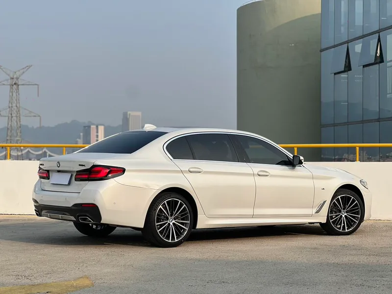 BMW 5 Series 2021 Модификация 530Li Лидирующий M Спортивный костюм экстерьер фото 6 BMW 5 Series 2021 Модификация 530Li Лидирующий M Спортивный костюм экстерьер фото 6