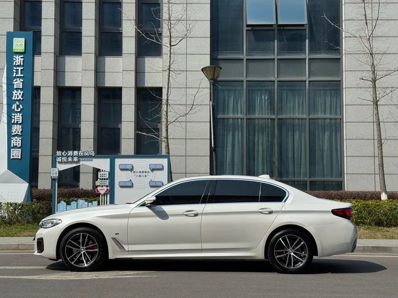 BMW 5 Series 2022 525Li M Sports suit exterior photo 4 BMW 5 Series 2022 525Li M Sports suit exterior photo 4