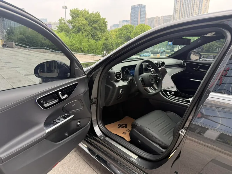 Mercedes-Benz C-Class 2023 C 200 L Sports version interior photo 10 Mercedes-Benz C-Class 2023 C 200 L Sports version interior photo 10