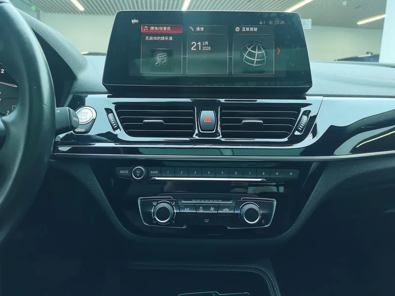 BMW 1 Series 2021 120i M Sports Obsidian Night Edition interior photo 13 BMW 1 Series 2021 120i M Sports Obsidian Night Edition interior photo 13