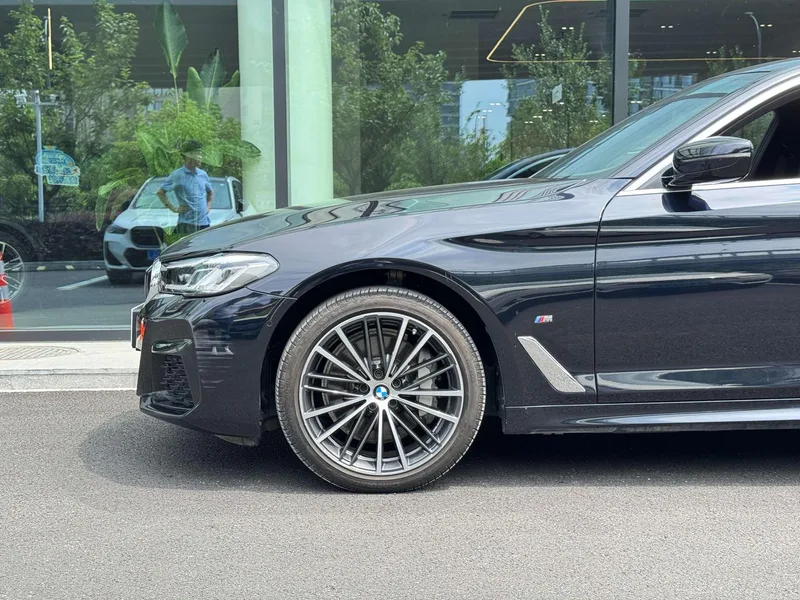 BMW 5 Series 2023 530Li Leader M Ensemble de sport extérieur photo 3 BMW 5 Series 2023 530Li Leader M Ensemble de sport extérieur photo 3