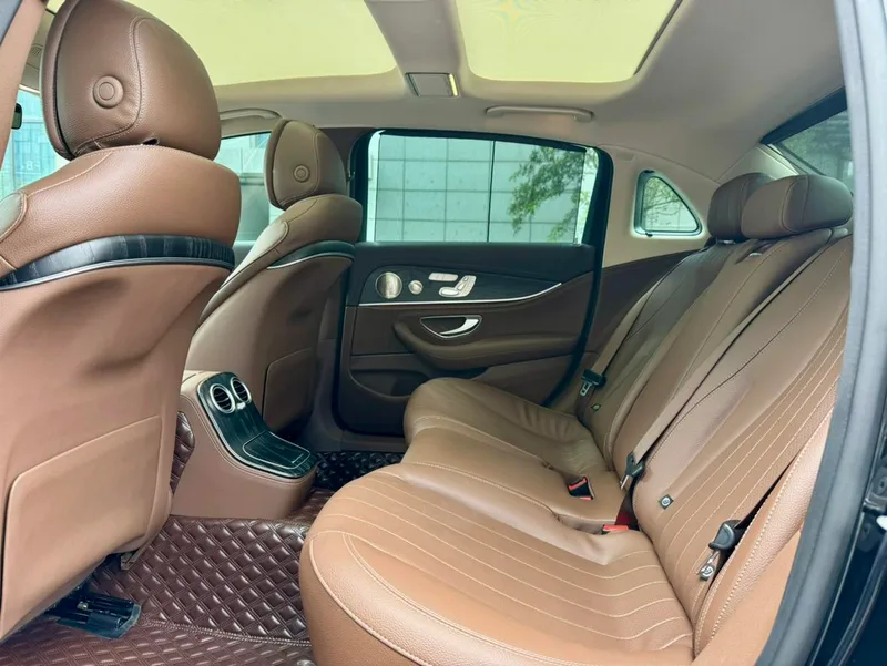 Mercedes-Benz E-Class 2022 E 300 L Luxury type Passenger car interior photo 9 Mercedes-Benz E-Class 2022 E 300 L Luxury type Passenger car interior photo 9