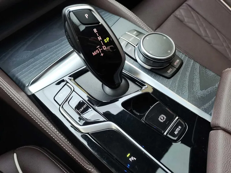 BMW 5 Series 2022 530Li Leader M Ensemble de sport intérieur photo 12 BMW 5 Series 2022 530Li Leader M Ensemble de sport intérieur photo 12