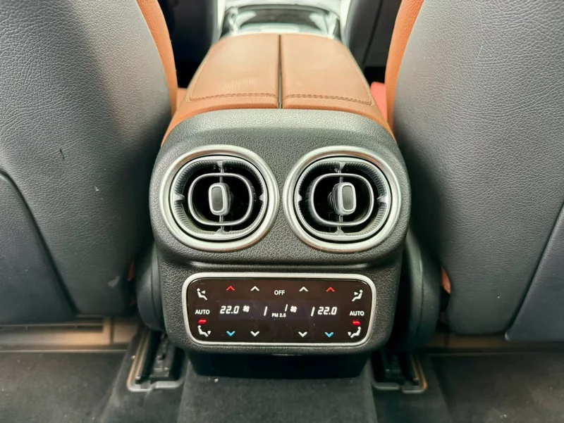 Mercedes-Benz GLC 2024 GLC 300 L 4MATIC Dynamic 7 seat interior photo 9