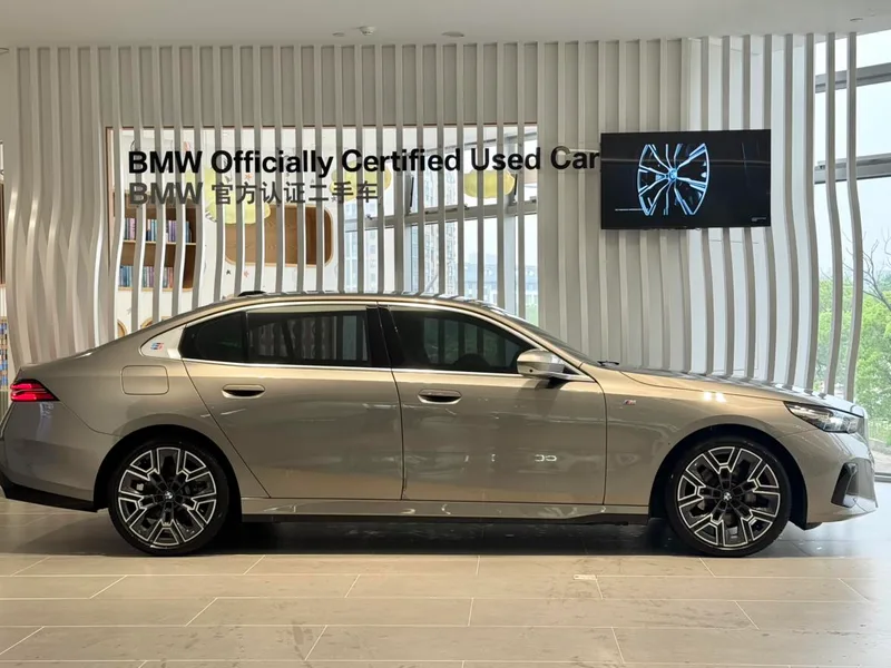 BMW 5 Series 2024 530Li Premium Class M Sports suit exterior photo 3 BMW 5 Series 2024 530Li Premium Class M Sports suit exterior photo 3