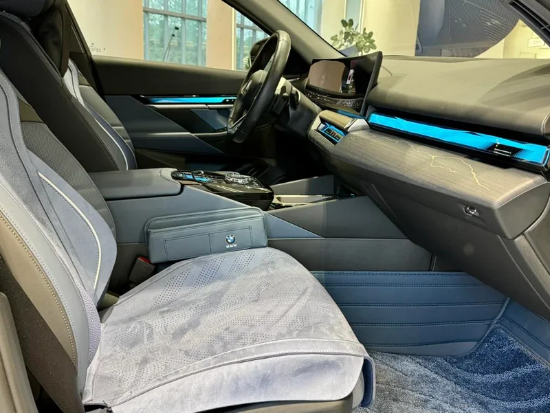 BMW 5 Series 2024 530Li Premium Class M Sports suit interior photo 11 BMW 5 Series 2024 530Li Premium Class M Sports suit interior photo 11