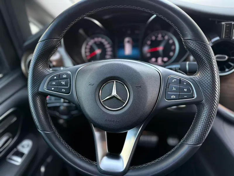 Mercedes-Benz V-Class 2021 V 260 L Empattement long version de luxe intérieur photo 15 Mercedes-Benz V-Class 2021 V 260 L Empattement long version de luxe intérieur photo 15