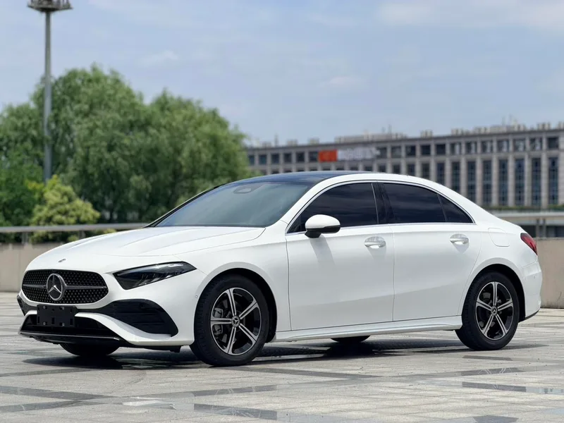 Mercedes-Benz A-Class 2025 A 200 L Edición de moda exterior foto 1 Mercedes-Benz A-Class 2025 A 200 L Edición de moda exterior foto 1