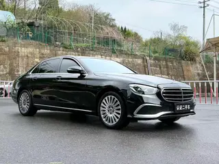 Mercedes-Benz E-Class 2022 E 300 L Estilo de moda Coche exterior foto 3 Mercedes-Benz E-Class 2022 E 300 L Estilo de moda Coche exterior foto 3