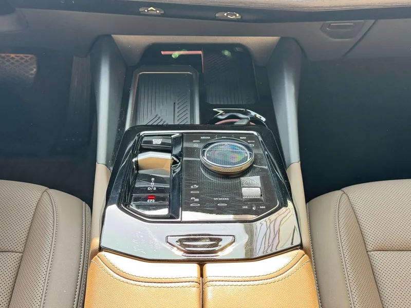 BMW 5 Series 2024 530Li Leading Type Luxury Set interior photo 11 BMW 5 Series 2024 530Li Leading Type Luxury Set interior photo 11