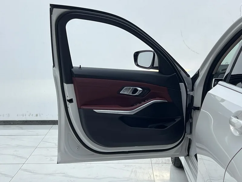 BMW 3 Series 2021 325i M Sports suit interior photo 16 BMW 3 Series 2021 325i M Sports suit interior photo 16