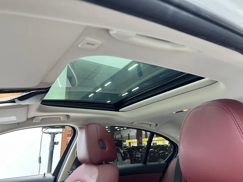 BMW 3 Series 2021 325i M Sports suit interior photo 19 BMW 3 Series 2021 325i M Sports suit interior photo 19