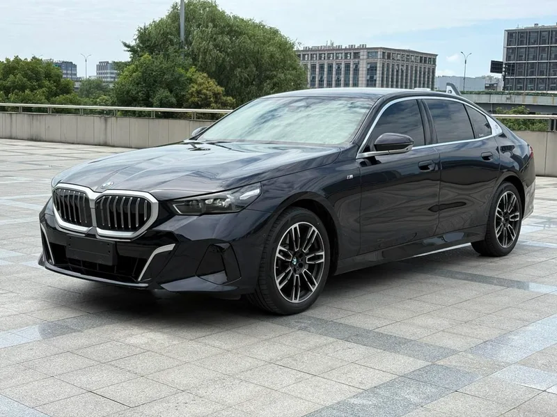 BMW 5 Series 2024 530Li Leader M Ensemble de sport extérieur photo 1 BMW 5 Series 2024 530Li Leader M Ensemble de sport extérieur photo 1