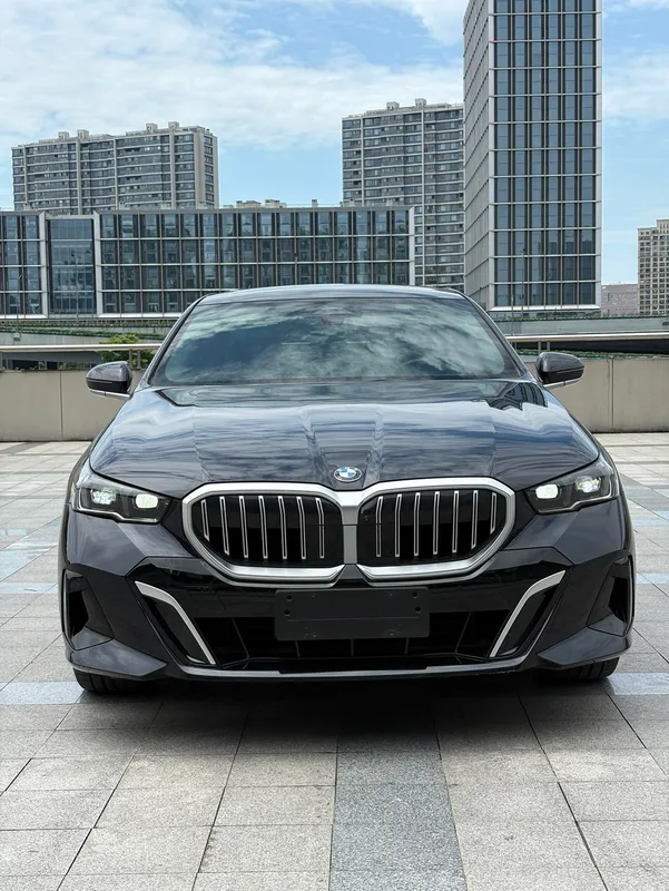 BMW 5 Series 2024 530Li Leader M Ensemble de sport extérieur photo 2 BMW 5 Series 2024 530Li Leader M Ensemble de sport extérieur photo 2