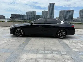 BMW 5 Series 2024 530Li Leader M Ensemble de sport extérieur photo 3 BMW 5 Series 2024 530Li Leader M Ensemble de sport extérieur photo 3