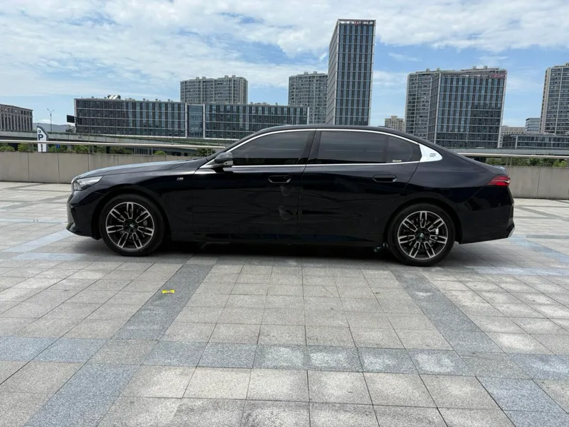 BMW 5 Series 2024 530Li Leader M Ensemble de sport extérieur photo 3 BMW 5 Series 2024 530Li Leader M Ensemble de sport extérieur photo 3