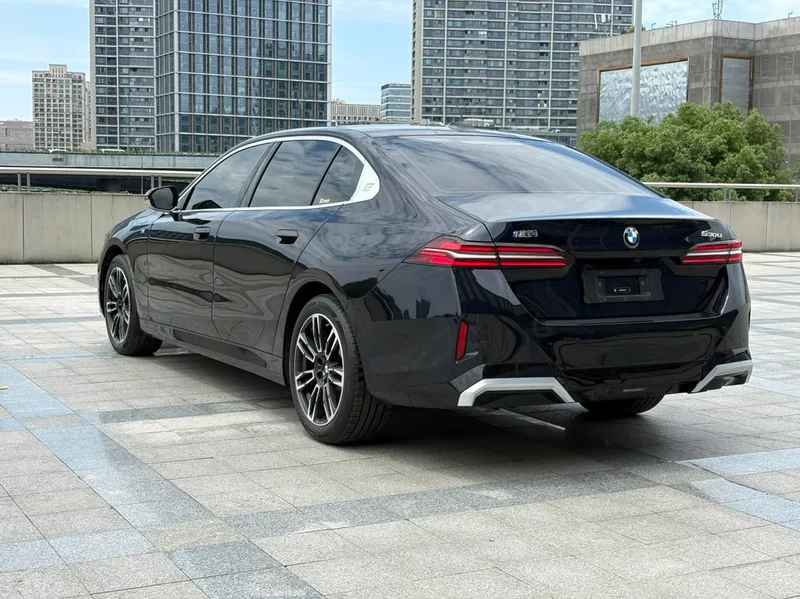 BMW 5 Series 2024 530Li Leader M Ensemble de sport intérieur photo 14 BMW 5 Series 2024 530Li Leader M Ensemble de sport intérieur photo 14