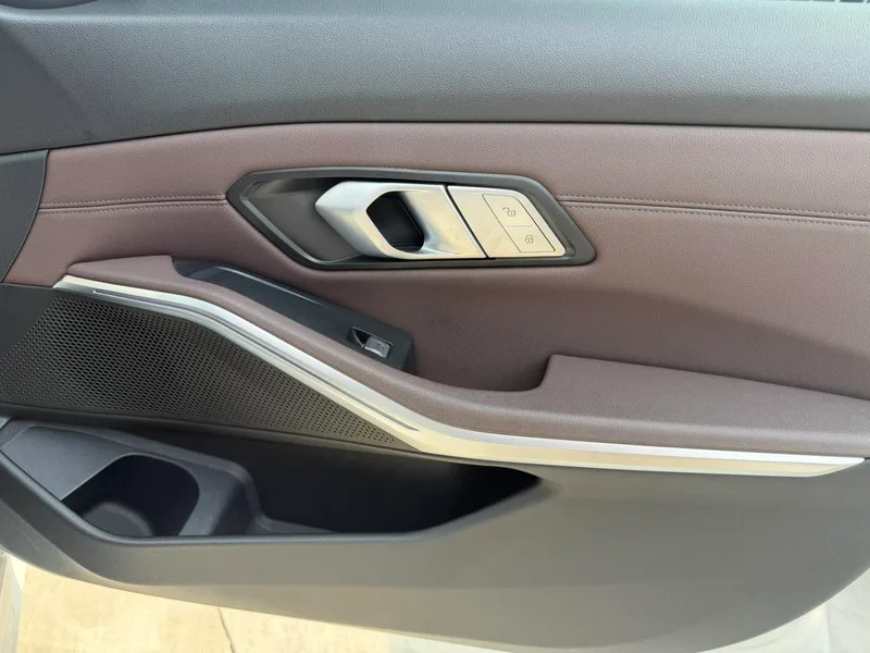BMW 3 Series 2022 325i M Sports suit interior photo 10 BMW 3 Series 2022 325i M Sports suit interior photo 10