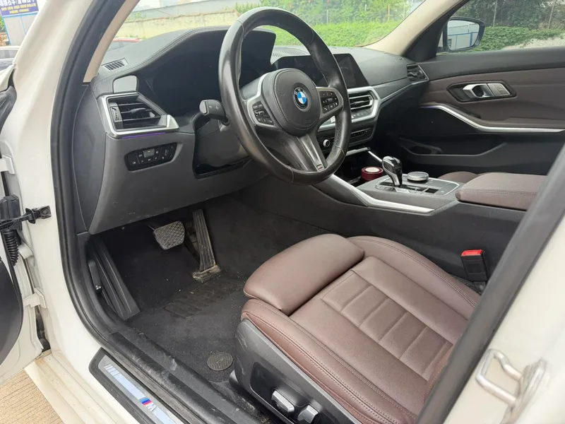 BMW 3 Series 2022 325i M Sports suit interior photo 13 BMW 3 Series 2022 325i M Sports suit interior photo 13