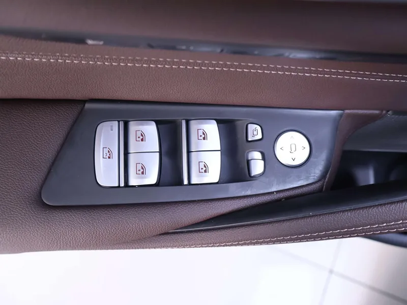 BMW 5 Series 2023 530Li Premium Class M Sports suit interior photo 18 BMW 5 Series 2023 530Li Premium Class M Sports suit interior photo 18